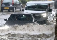 暴雨过后，英国部分地区发布了64个洪水警报，英国被洪水淹没